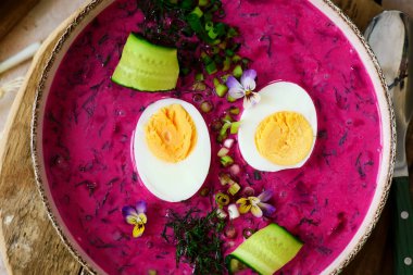 Litvanya 'nın soğuk borsch' u, geleneksel soğuk çorba.