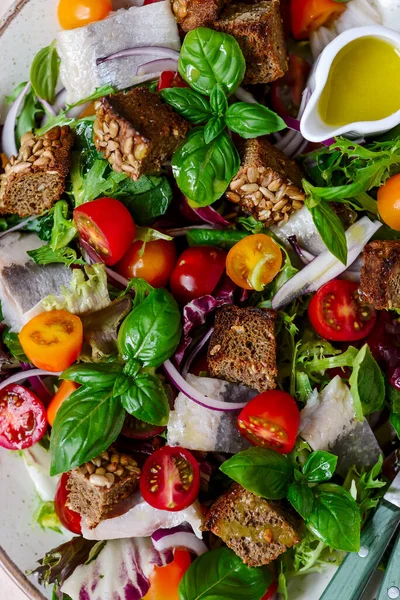 ニシンと野菜の夏のサラダ トップ ウィブ選択的焦点 — ストック写真