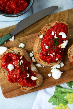 Lutenitsa tradishional bolgarian sosu ve kavrulmuş biber. Üst görünüm.. seçici odaklanma