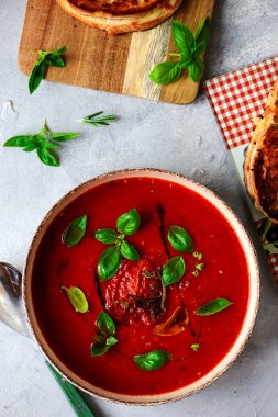 Peynirli tostlu fırında domates çorbası. Üst veiw