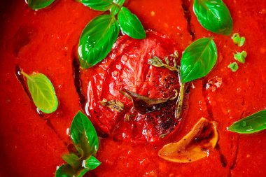 Peynirli tostlu fırında domates çorbası. Üst veiw