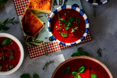 Peynirli tostlu fırında domates çorbası. Üst veiw