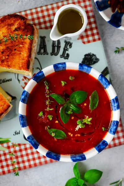 Peynirli tostlu fırında domates çorbası. Üst veiw