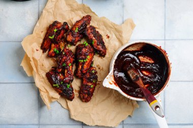 BBBQ Tavuk Kanatları. Üst veiw. seçici odak