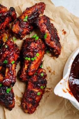 BBBQ Tavuk Kanatları. Üst veiw. seçici odak