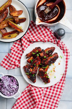 BBBQ Tavuk Kanatları. Üst veiw. seçici odak