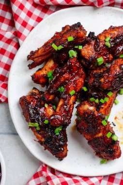 BBBQ Tavuk Kanatları. Üst veiw. seçici odak