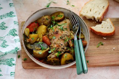 Sebzeli haşlanmış tavşan. En iyi et. Seçici odaklanma.