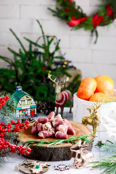 Rohe Hühnerherzen Zubereitet Für Weihnachtsgerichte Weihnachtsdekor Selektiver Fokus — Stockfoto