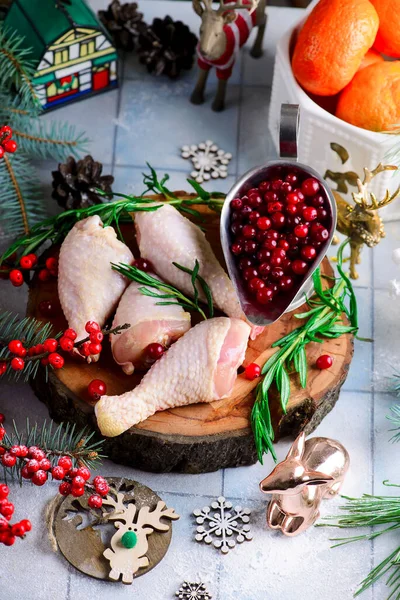 Çiğ Tavuk Budu Noel Süsündeki Noel Yemekleri Için Hazırlandı Seçici - Stok İmaj