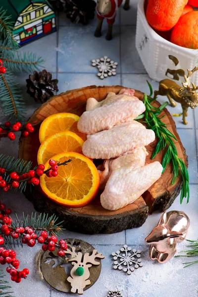 クリスマスの装飾でクリスマスの料理のために準備された生の鶏の翼 選択的な焦点 ロイヤリティフリーのストック画像