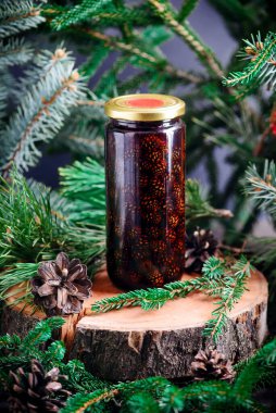 Arka planda çam kozalaklarının reçeli. Tarz rustik. Seçici odak noktası.