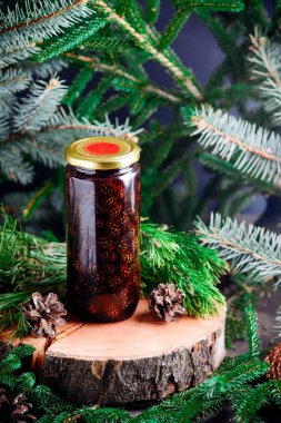 Arka planda çam kozalaklarının reçeli. Tarz rustik. Seçici odak noktası.