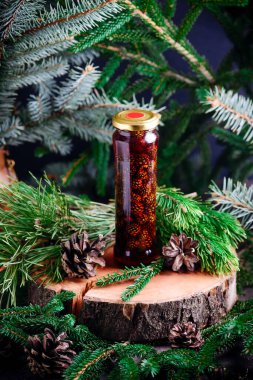 Arka planda çam kozalaklarının reçeli. Tarz rustik. Seçici odak noktası.