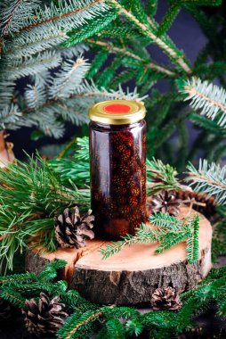 Arka planda çam kozalaklarının reçeli. Tarz rustik. Seçici odak noktası.