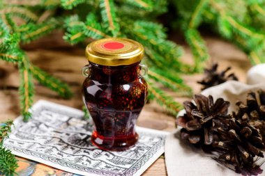 Arka planda çam kozalaklarının reçeli. Tarz rustik. Seçici odak noktası.