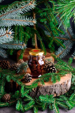 Arka planda çam kozalaklarının reçeli. Tarz rustik. Seçici odak noktası.