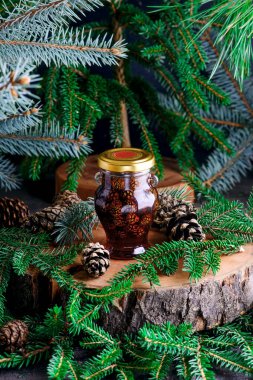 Arka planda çam kozalaklarının reçeli. Tarz rustik. Seçici odak noktası.