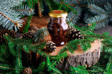 Arka planda çam kozalaklarının reçeli. Tarz rustik. Seçici odak noktası.