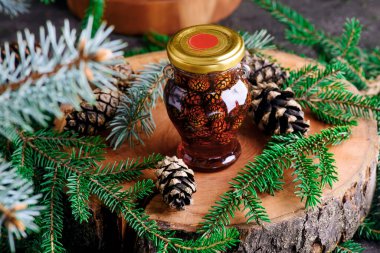 Arka planda çam kozalaklarının reçeli. Tarz rustik. Seçici odak noktası.