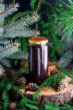 Arka planda çam kozalaklarının reçeli. Tarz rustik. Seçici odak noktası.