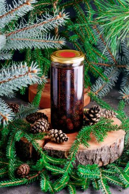 Arka planda çam kozalaklarının reçeli. Tarz rustik. Seçici odak noktası.