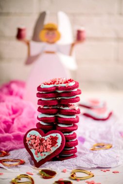 Sevgililer Günü stili için kırmızı kadife şekerli kurabiyeler. seçici odak