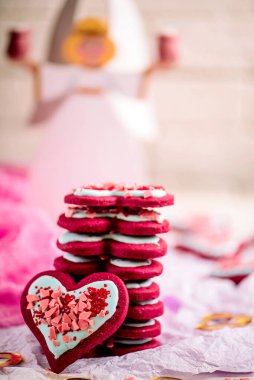 Sevgililer Günü stili için kırmızı kadife şekerli kurabiyeler. seçici odak