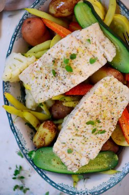 Sebzeli ve soslu morina balığı. En iyi seçim.