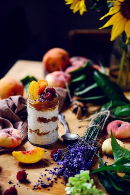 Şeftalili puding. Tarz rustik. Seçici odaklanma.