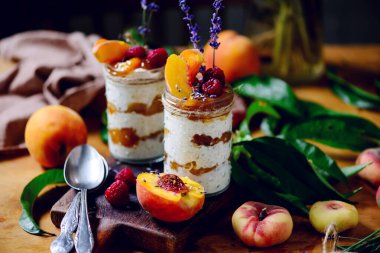 Şeftalili puding. Tarz rustik. Seçici odaklanma.