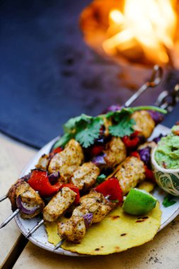 Açık hava ızgarasında tavuk fajitaları. Tex-Mexico. Seçici odaklanma.