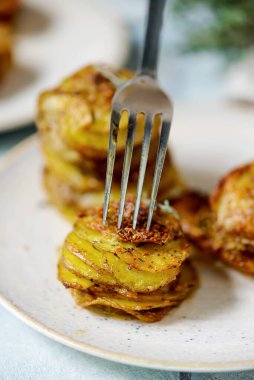 Çıtır kekik patates Stacks.style vintage.Seçici odaklanma