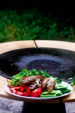 Dışarıdaki ızgarada sebzeli tavuk Lula Kebabı. .seçici odak