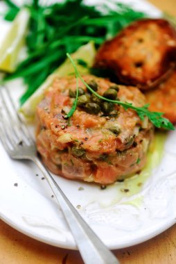 Somon tartar, bir kadeh şaraplı tost.