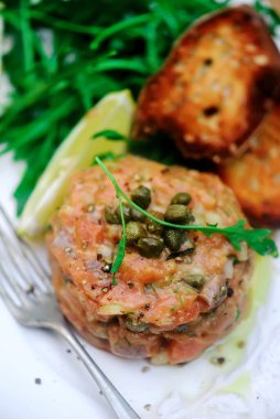 Somon tartar, bir kadeh şaraplı tost.