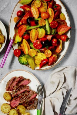 Kızarmış patates ve domatesli biftek. Üst kalite sarılma. Seçici odak noktası.