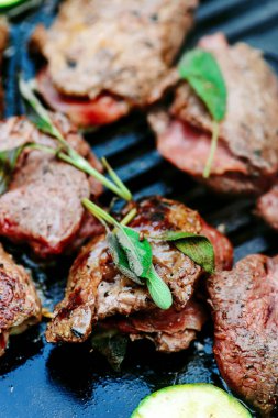 Açık hava ızgarasında sebzeli ızgara dana picatta.