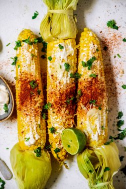 Baharatlı mayonezli Meksika sokak mısırı. seçici odak