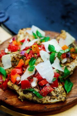 Açık hava ızgarasında sebzeli tavuk bruscetta.