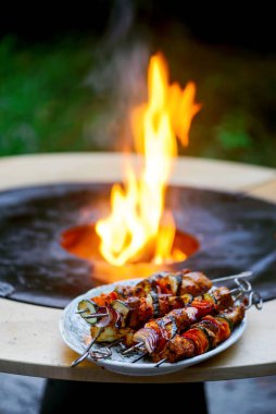 Açık hava ızgarasında Fas balığı kebabı. Kırsal alanda. Seçici bir odak noktası.