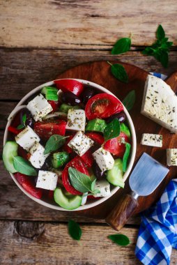 Beyaz peynirli Yunan sebze salatası. Üst düzey seçici odak