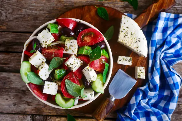 Beyaz peynirli Yunan sebze salatası. Üst düzey seçici odak