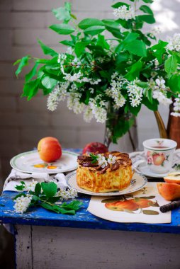 Süzme peynir ve elmalı Kugel. Tarz rustik. Seçici odaklanma.