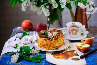 Süzme peynir ve elmalı Kugel. Tarz rustik. Seçici odaklanma.