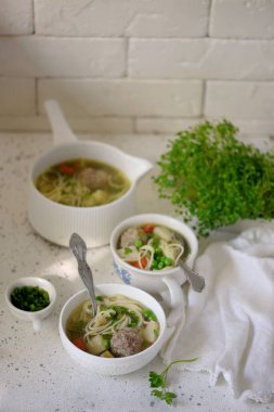 Meetball sebze çorbası. Stil sarılma. Seçici odaklanma.