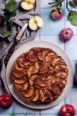 Tam buğday aromalı elmalı turta. Seçici odaklanma. biçim kucaklaşması