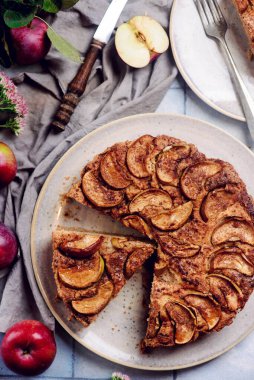 Tam buğday aromalı elmalı turta. Seçici odaklanma. biçim kucaklaşması