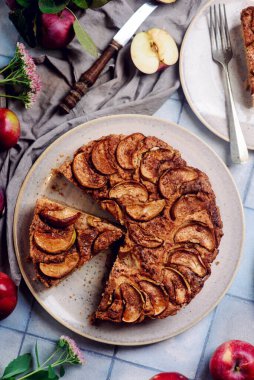 Tam buğday aromalı elmalı turta. Seçici odaklanma. biçim kucaklaşması