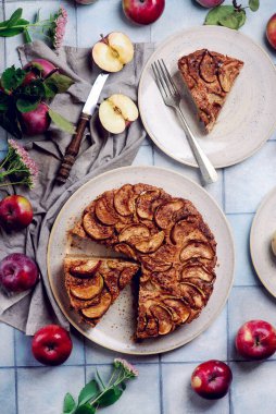 Tam buğday aromalı elmalı turta. Seçici odaklanma. biçim kucaklaşması